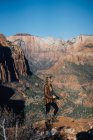 Giovane ragazza in posa con una macchina fotografica con Zion National Park come sfondo — Foto stock