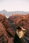 Jeune fille caucasienne posant en plein air — Photo de stock