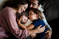 Famiglia felice di quattro persone a casa — Foto stock