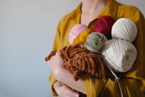 Rolos de cordas de algodão na mão da mulher. Tricô, crochê, conceito de passatempo artesanal — Fotografia de Stock