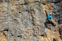 Escalade sur un rocher — Photo de stock