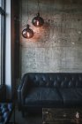 Interior de una habitación moderna loft - foto de stock
