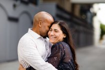 Glückliches schönes Liebespaar umarmt sich in San Diego — Stockfoto