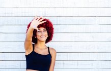 Portrait de femme aux cheveux rouges afro sur fond blanc — Photo de stock
