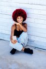 Frau mit roten Afro-Haaren macht Selfie mit Handy — Stockfoto