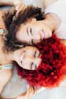 Zwei lateinische Frauen mit Afro-Haaren lächeln — Stockfoto