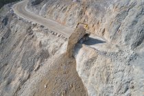 Lader belädt Bergbaulastwagen am Tagebau — Stockfoto