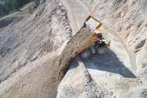 Lader belädt Bergbaulastwagen am Tagebau — Stockfoto