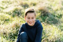 Portrait d'un garçon de dix ans dehors qui sourit — Photo de stock