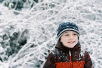 Little boy experiencing a snowfall in October in New England — Stock Photo