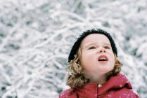 Little girl experiencing a snowfall in October in New England — Stock Photo