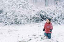 Petite fille éprouvant une chute de neige en Octobre en Nouvelle-Angleterre — Photo de stock