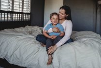 Glückliche Mutter mit kleinem Jungen zu Hause — Stockfoto