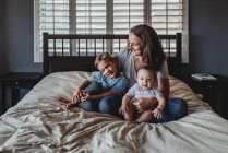 Glückliche Familie mit kleinen Kindern zu Hause — Stockfoto