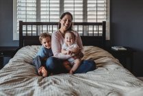 Família feliz com crianças pequenas em casa — Fotografia de Stock
