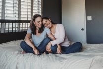 Lesbianas pareja juntos en interior concepto - foto de stock