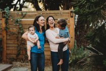 Zwei glückliche Frauen mit Kindern — Stockfoto