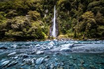 Bela cachoeira nas montanhas no fundo da natureza — Fotografia de Stock