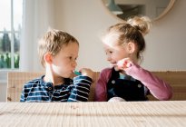 Fratello e sorella lavarsi i denti a casa prima di scuola — Foto stock