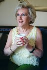Senhora beber café com esmalte sorrindo unha — Fotografia de Stock