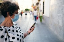 Donna guardò il suo cellulare durante una passeggiata — Foto stock