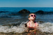Una niña nada en el Long Island Sound. - foto de stock