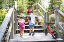 Petit garçon et fille à vélo dans le parc — Photo de stock