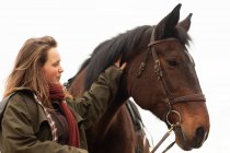 Giovane donna con un cavallo fuori — Foto stock