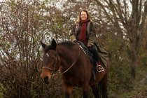 Junge Reiterin mit einem Pferd außerhalb des Reitens — Stockfoto