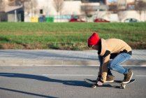 Maschio skateboarder equitazione e praticare skateboard in città all'aperto — Foto stock