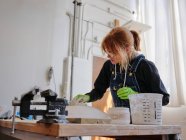 Sculptrice professionnelle travaillant avec du plâtre dans son atelier — Photo de stock