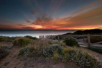 Красивий захід сонця над морем на фоні природи — стокове фото