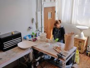Professionelle Bildhauerin arbeitet in ihrem Atelier mit Gips — Stockfoto