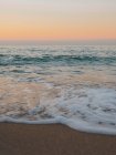 Schöner Sonnenuntergang am Strand vor Naturkulisse — Stockfoto