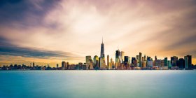 Horizonte Manhattan com arranha-céus e paisagem urbana — Fotografia de Stock