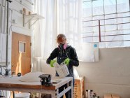 Professionelle Bildhauerin mischt Gips in ihrem Atelier — Stockfoto