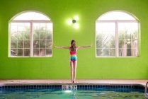 Mujer joven en la piscina - foto de stock