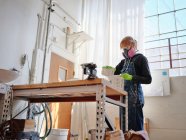 Профессиональная женщина-скульптор смешивает штукатурку в своей студии — стоковое фото