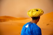 L'uomo berbero nel deserto — Foto stock