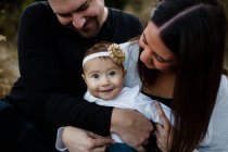 Famiglia felice con il bambino e suo padre — Foto stock