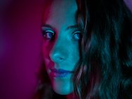 Portrait fille avec néon lumières — Photo de stock