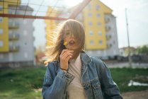 Porträt einer Hipsterfrau mit Blumen auf der Straße. — Stockfoto