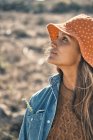 Porträt einer schönen jungen Frau mit Hut und Strohmütze am Strand — Stockfoto