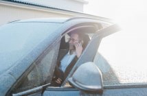 Mann saß in seinem frostigen Auto und telefonierte auf dem Weg zur Arbeit — Stockfoto