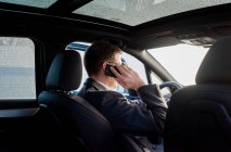 Geschäftsmann telefoniert zu Hause in seinem frostigen Auto — Stockfoto