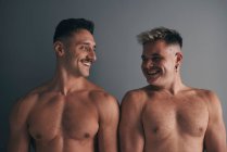 Porträt zweier Jungen mit lächelndem Schnurrbart — Stockfoto