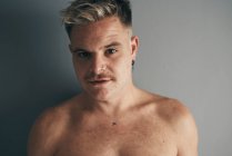Portrait d'un garçon blond avec une moustache et percing — Photo de stock