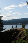 Um jovem casal desfruta de uma vista para o rio Columbia enquanto pedala no OR. — Fotografia de Stock