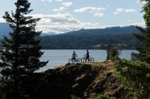Una giovane coppia gode di una vista sul fiume Columbia mentre pedala in OR. — Foto stock