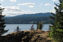 Ein Paar genießt den Blick auf den Columbai River beim Radfahren in Oregon. — Stockfoto